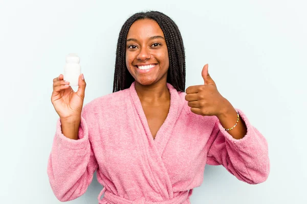 Ung Afroamerikansk Kvinna Bär Badrock Hålla Deodorant Isolerad Blå Bakgrund — Stockfoto