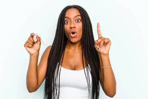 Ung Afroamerikansk Kvinna Som Håller Hörapparat Isolerad Blå Bakgrund Har — Stockfoto