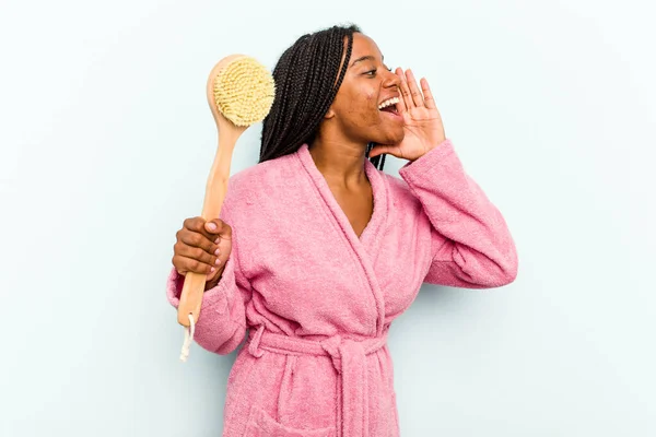 Jeune Femme Afro Américaine Tenant Une Brosse Baignoire Isolée Sur — Photo