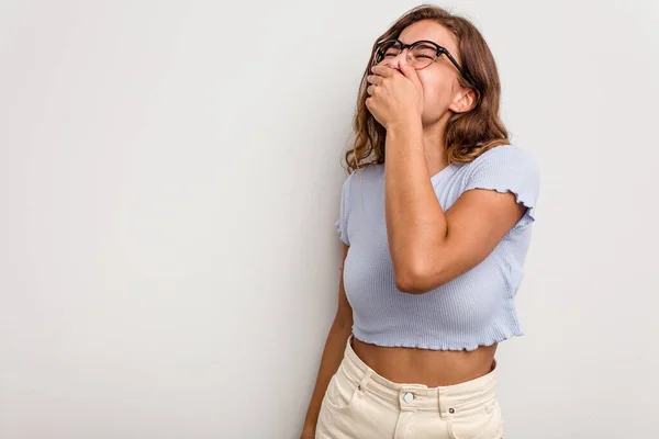 Junge Kaukasische Frau Isoliert Auf Blauem Hintergrund Lacht Glücklich Unbeschwert — Stockfoto