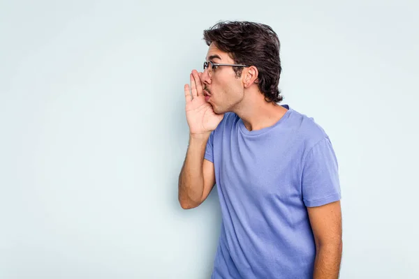 Young Hispanic Man Isolated Blue Background Saying Secret Hot Braking — Stock Photo, Image