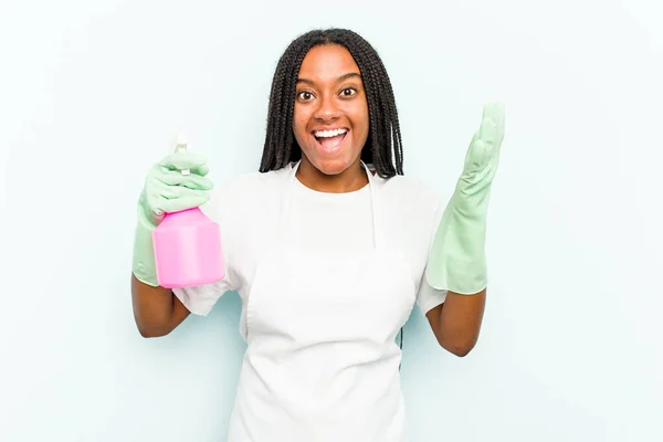 Young African American Cleaner Woman Isolated Blue Background Receiving Pleasant — Stock Photo, Image