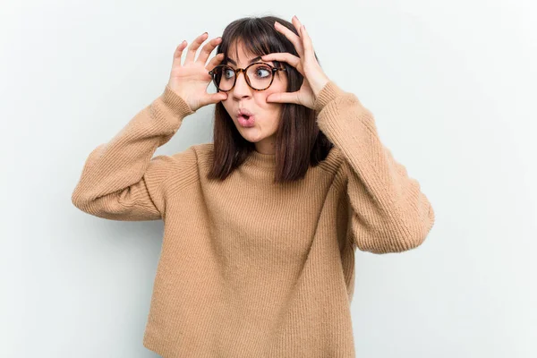 Mujer Joven Caucásica Aislada Sobre Fondo Blanco Manteniendo Los Ojos —  Fotos de Stock