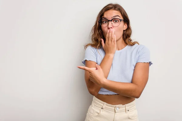 Mujer Joven Caucásica Aislada Sobre Fondo Azul Apuntando Hacia Lado — Foto de Stock