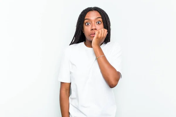 年轻的非洲裔美国女人 被白色的背景隔离 咬着指甲 神经紧张 非常焦虑 — 图库照片