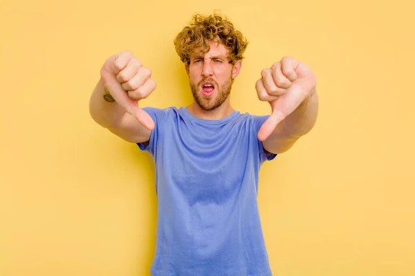 Young Caucasian Man Isolated Yellow Background Showing Thumb Expressing Dislike — Stock Photo, Image