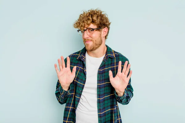 Young Caucasian Man Isolated Blue Background Rejecting Someone Showing Gesture — Stock Photo, Image