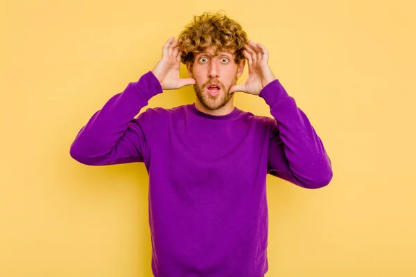 Young Caucasian Man Isolated Yellow Background Receiving Pleasant Surprise Excited — Stock Photo, Image
