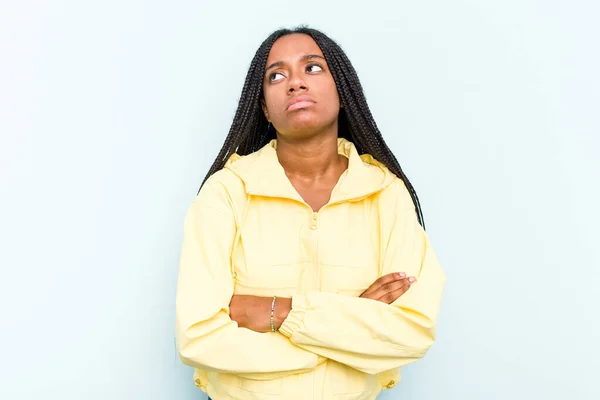 Junge Afroamerikanerin Mit Geflochtenen Haaren Auf Blauem Hintergrund Müde Von — Stockfoto