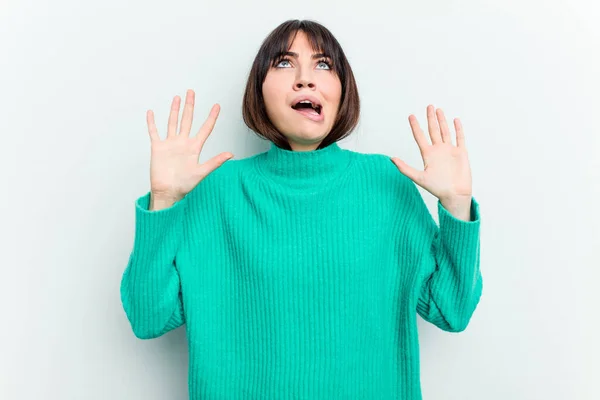 Junge Kaukasische Frau Isoliert Auf Weißem Hintergrund Schreit Den Himmel — Stockfoto