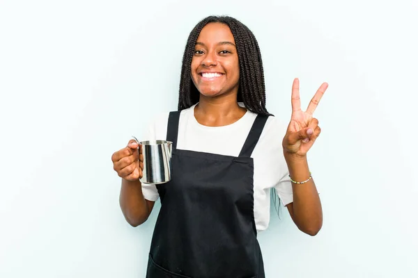 Jeune Femme Barista Afro Américaine Isolée Sur Fond Bleu Joyeuse — Photo