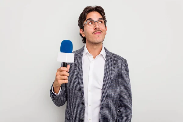 Mladý Hispánský Televizní Moderátor Muž Izolovaný Bílém Pozadí Snění Dosažení — Stock fotografie
