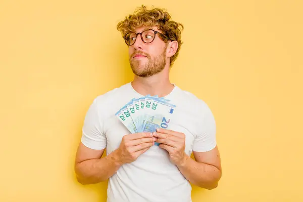 Junger Kaukasischer Mann Mit Einem Geldschein Auf Gelbem Hintergrund — Stockfoto