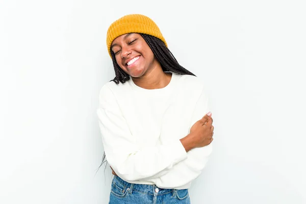 Młoda Afroamerykanka Odizolowana Białym Tle Śmieje Się Bawi — Zdjęcie stockowe