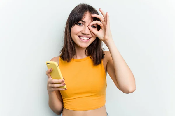 Ung Kaukasiska Kvinna Som Använder Mobiltelefon Isolerad Vit Bakgrund Upphetsad — Stockfoto