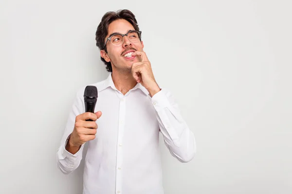 Jonge Spaanse Zanger Man Geïsoleerd Witte Achtergrond Ontspannen Denken Iets — Stockfoto