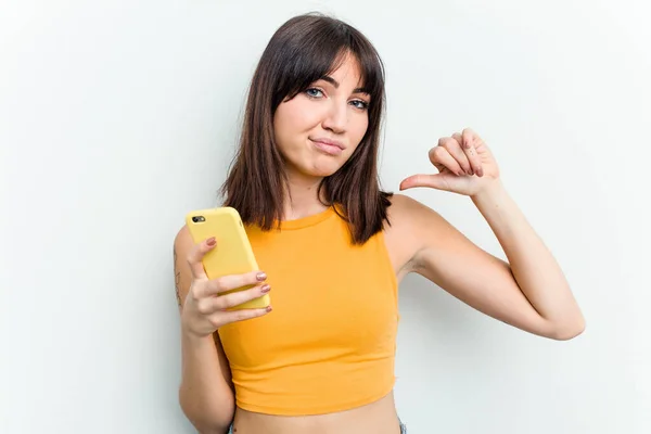 Mujer Caucásica Joven Utilizando Teléfono Móvil Aislado Sobre Fondo Blanco —  Fotos de Stock