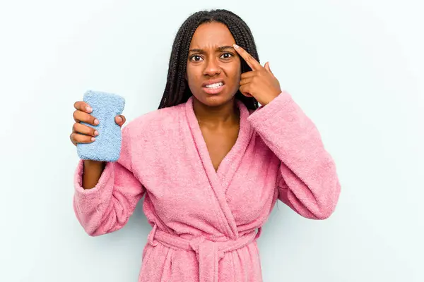 Ung Afroamerikansk Kvinna Håller Svamp Isolerad Blå Bakgrund Visar Besvikelse — Stockfoto