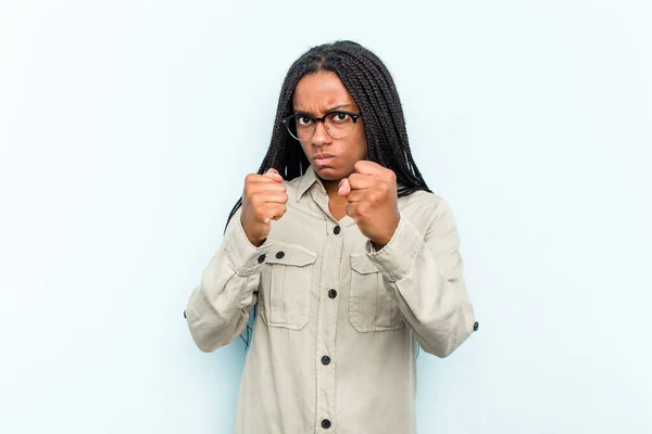 Junge Afroamerikanerin Mit Geflochtenen Haaren Auf Blauem Hintergrund Wirft Einen — Stockfoto