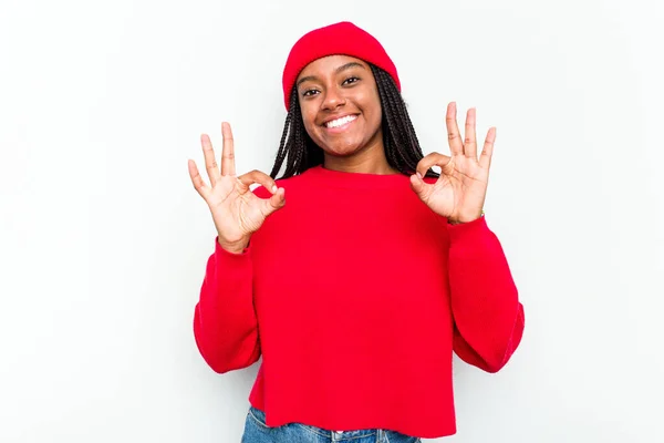 Mladý Africký Americký Žena Izolovaný Bílém Pozadí Veselý Sebevědomý Ukazující — Stock fotografie