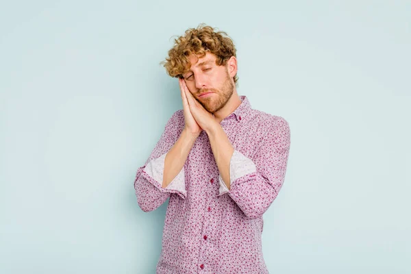 Giovane Uomo Caucasico Isolato Sfondo Blu Sbadigliare Mostrando Gesto Stanco — Foto Stock