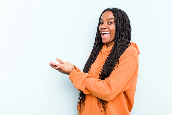 Mavi Arka Planda Örülmüş Saçları Olan Genç Afrikalı Amerikalı Kadın — Stok fotoğraf