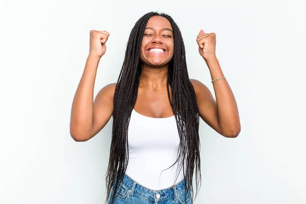 年轻的非洲裔美国女人 因白人背景而被隔离 庆祝胜利 快乐的表情 — 图库照片