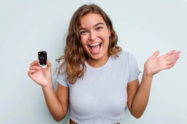 Young Caucasian Woman Holding Car Keys Isolated Blue Background Receiving — Stockfoto