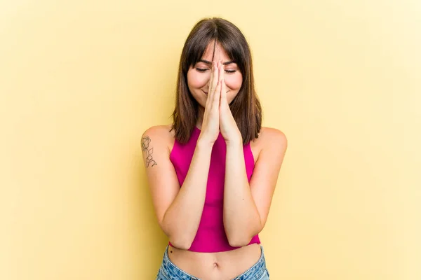 Jovem Caucasiana Isolada Fundo Amarelo Mãos Dadas Rezar Perto Boca — Fotografia de Stock