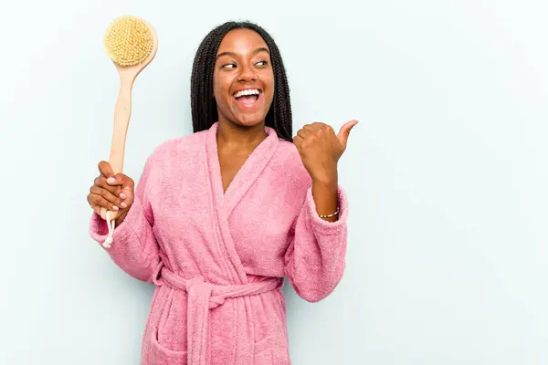 Giovane Donna Afroamericana Che Tiene Una Spazzola Bagno Isolata Punti — Foto Stock