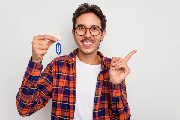 Joven Hombre Hispano Sosteniendo Llaves Aisladas Sobre Fondo Blanco Sonriendo —  Fotos de Stock