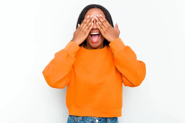 Jovem Afro Americana Isolada Sobre Fundo Branco Cobre Olhos Com — Fotografia de Stock