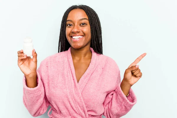 Ung Afroamerikansk Kvinna Bär Badrock Håller Deodorant Isolerad Blå Bakgrund — Stockfoto