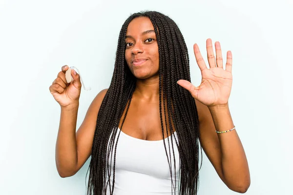 Jonge Afro Amerikaanse Vrouw Met Hoortoestel Geïsoleerd Blauwe Achtergrond Glimlachend — Stockfoto