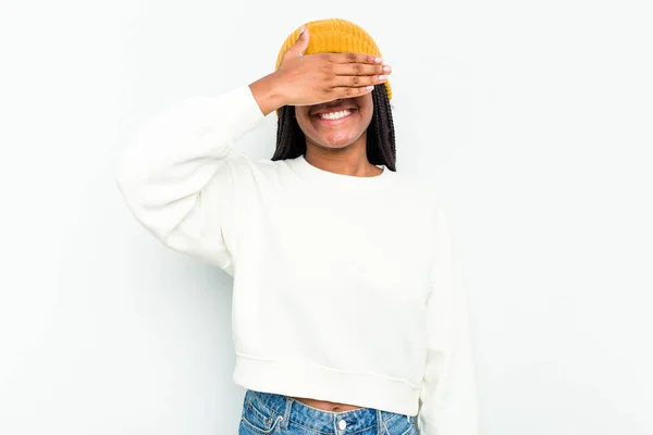 Junge Afrikanisch Amerikanische Frau Isoliert Auf Weißem Hintergrund Bedeckt Augen — Stockfoto