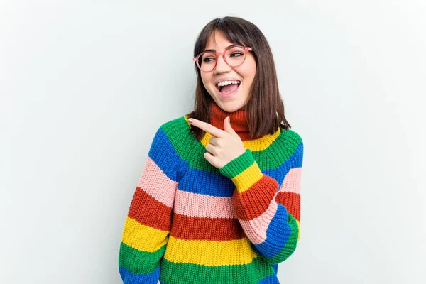 Joven Mujer Caucásica Aislada Sobre Fondo Blanco Mira Lado Sonriente —  Fotos de Stock