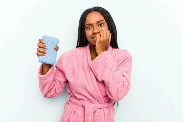 Ung Afroamerikansk Kvinna Håller Svamp Isolerad Blå Bakgrund Bita Naglar — Stockfoto