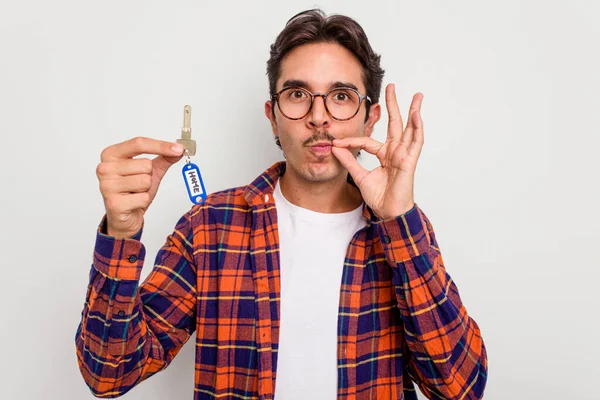 Fiatal Spanyol Férfi Tartja Otthon Kulcsokat Elszigetelt Fehér Háttér Ujjaival — Stock Fotó