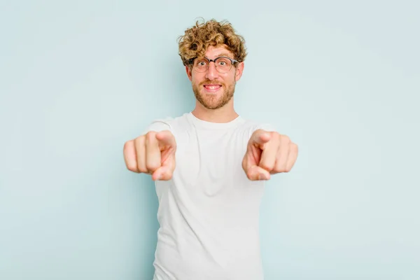 Jeune Homme Caucasien Isolé Sur Fond Bleu Sourire Joyeux Pointant — Photo