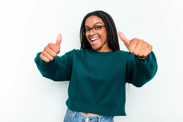Młoda Afroamerykanka Wyizolowana Białym Tle Podnosząca Kciuki Góry Uśmiechnięta Pewna — Zdjęcie stockowe