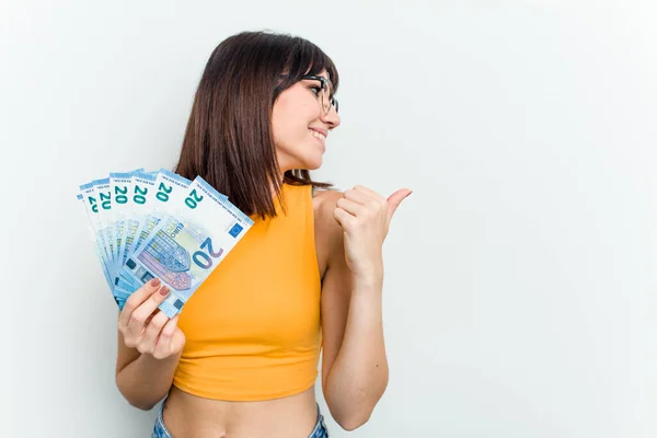 Young Caucasian Woman Holding Banknotes Isolated Blue Background Points Thumb — Stock Photo, Image