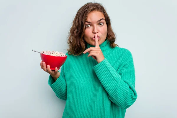 Jovem Caucasiana Segurando Uma Tigela Cereais Isolada Fundo Azul Mantendo — Fotografia de Stock