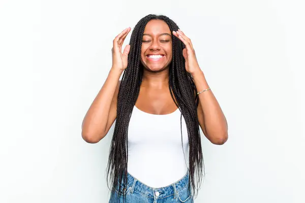 Молодая Африканская Американка Изолированная Белом Фоне Много Смеялась Концепция Счастья — стоковое фото