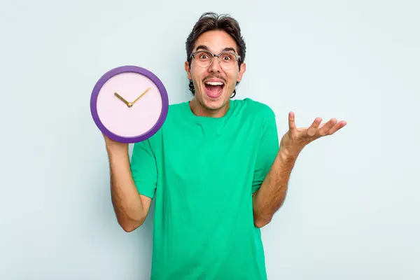 Junger Hispanischer Mann Hält Eine Uhr Isoliert Auf Weißem Hintergrund — Stockfoto