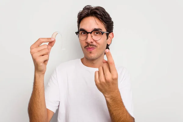 Νεαρός Ισπανός Που Κρατάει Ακουστικό Απομονωμένο Λευκό Φόντο Δείχνοντας Δάχτυλο — Φωτογραφία Αρχείου