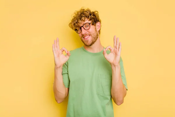 Junge Kaukasische Mann Isoliert Auf Gelbem Hintergrund Fröhlich Und Zuversichtlich — Stockfoto