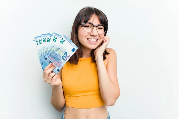 Young Caucasian Woman Holding Banknotes Isolated Blue Background Covering Ears — Stock Photo, Image