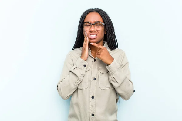 Νεαρή Αφροαμερικανή Γυναίκα Πλεξούδες Μαλλιά Που Απομονώνονται Μπλε Φόντο Έχουν — Φωτογραφία Αρχείου