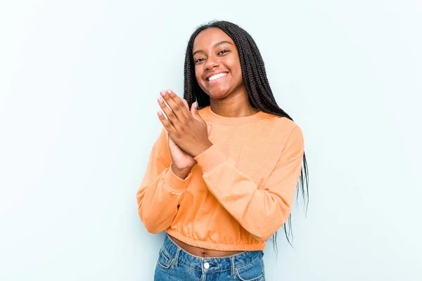 Młoda Afroamerykanka Warkoczami Włosy Odizolowane Niebieskim Tle Uczucie Energii Komfortu — Zdjęcie stockowe