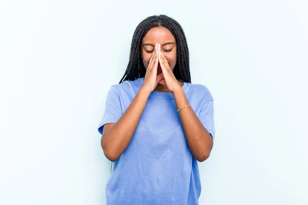 Mladá Afroameričanka Copánky Vlasy Izolované Modrém Pozadí Drží Ruce Modlitbě — Stock fotografie